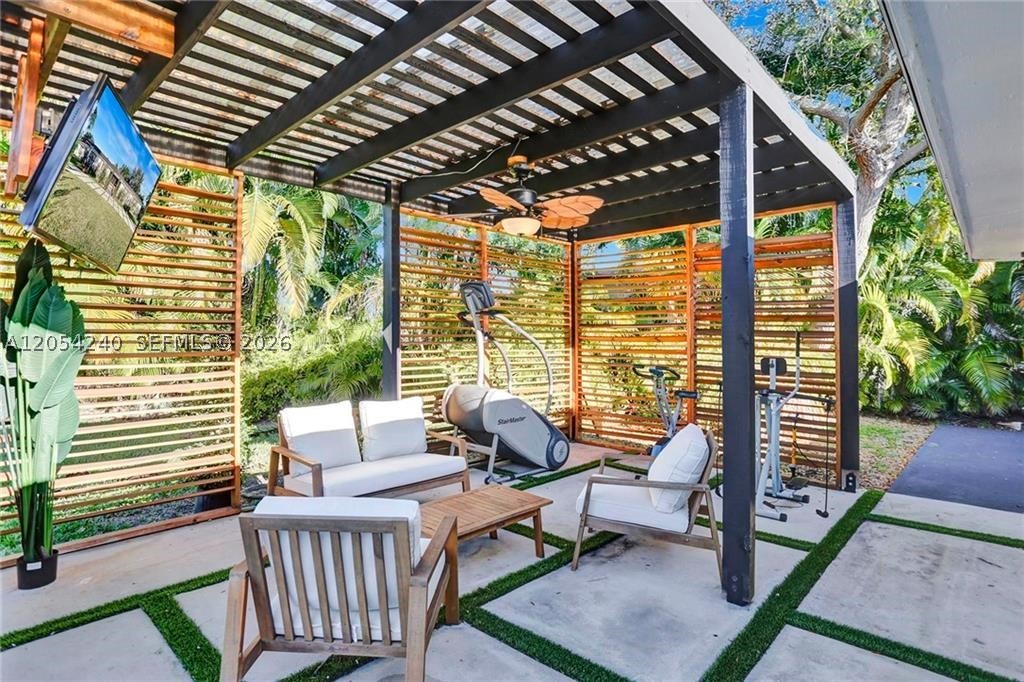 HOLLYWOOD HILLS - Residential