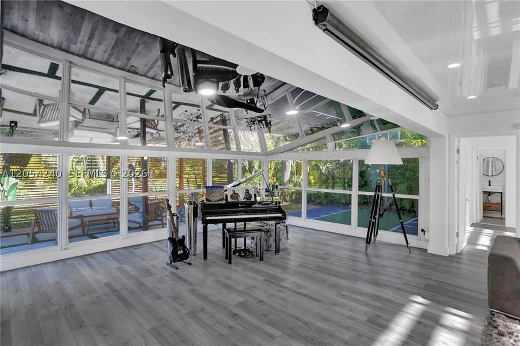 HOLLYWOOD HILLS - Residential