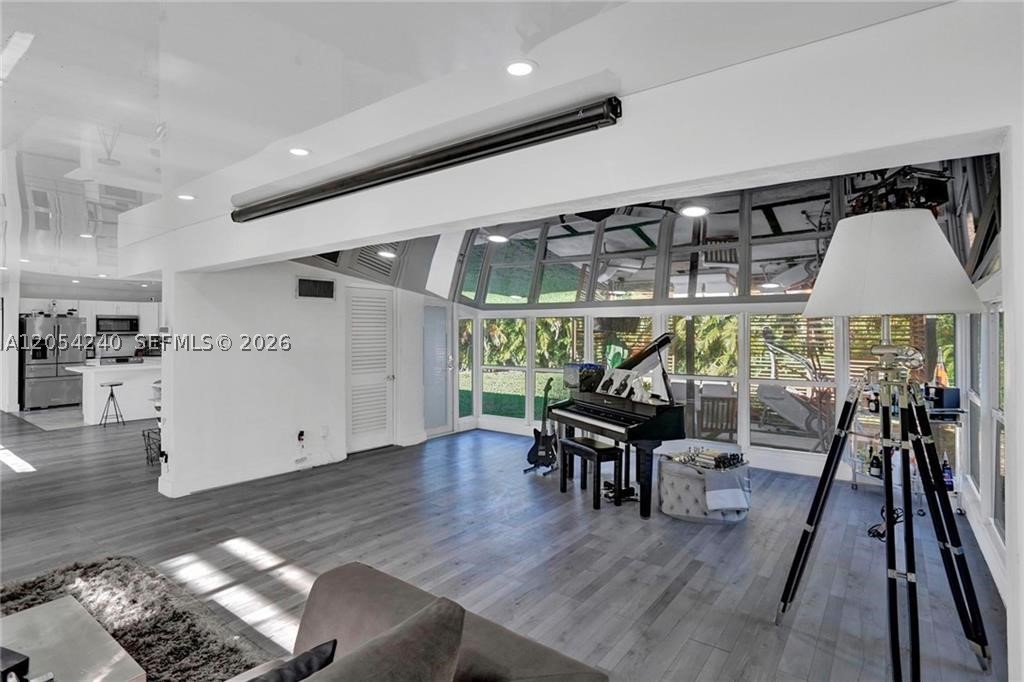 HOLLYWOOD HILLS - Residential