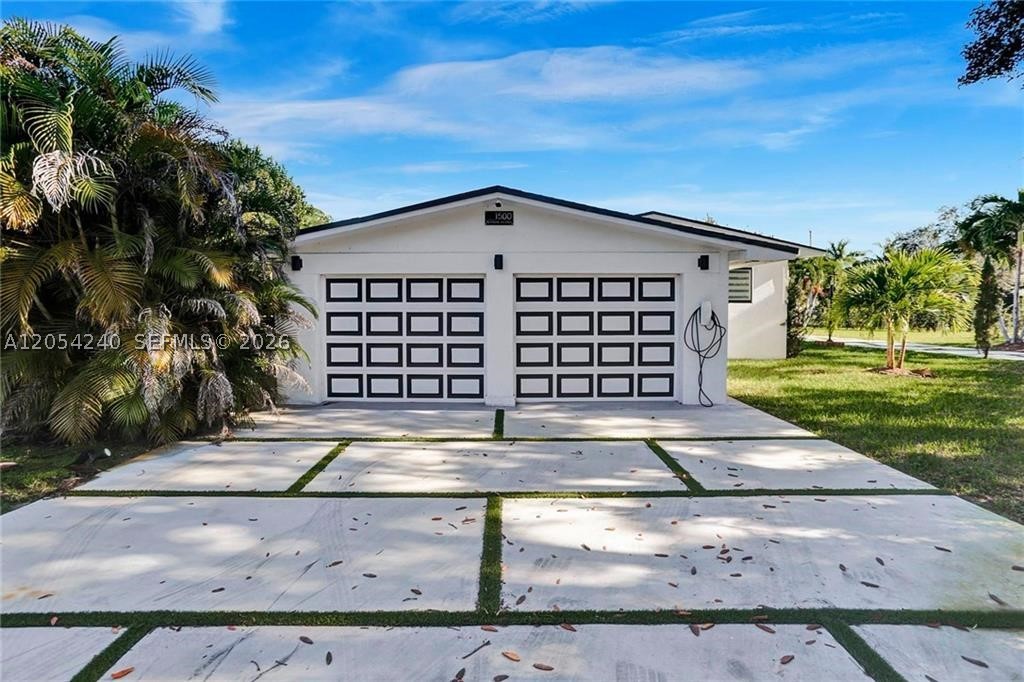 HOLLYWOOD HILLS - Residential