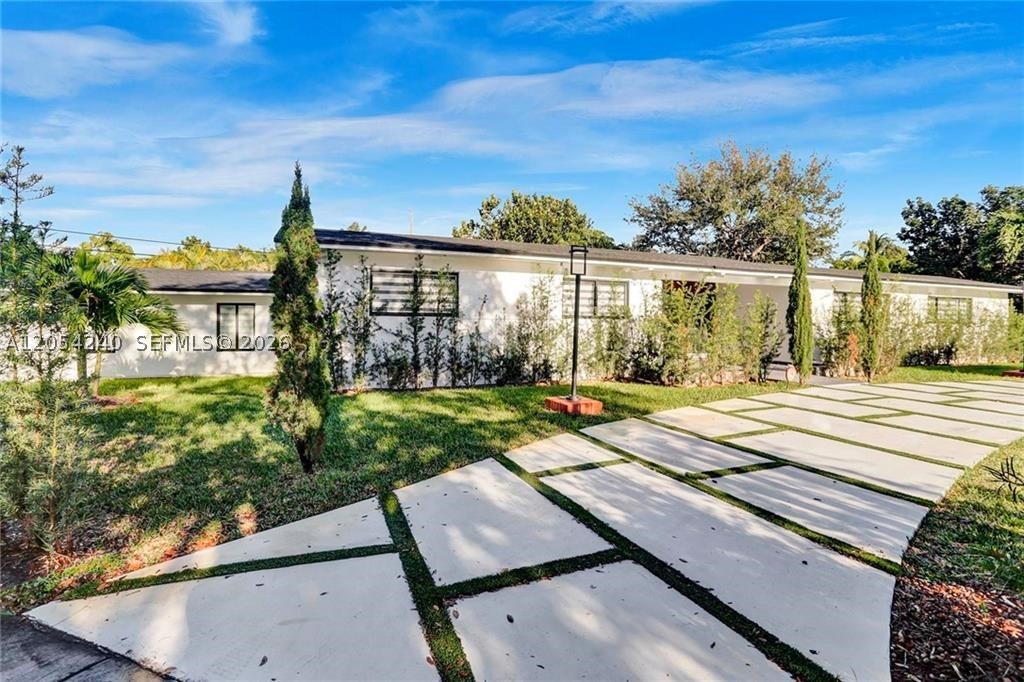 HOLLYWOOD HILLS - Residential