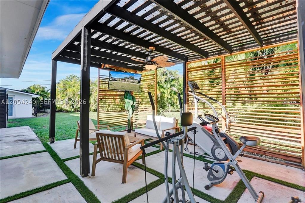 HOLLYWOOD HILLS - Residential