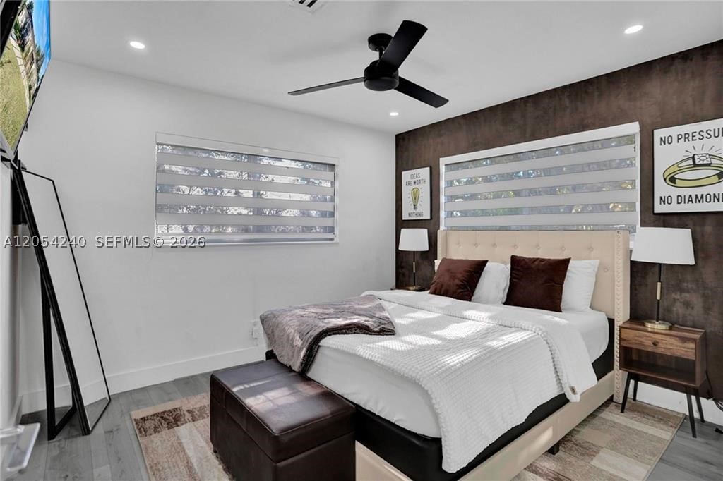 HOLLYWOOD HILLS - Residential