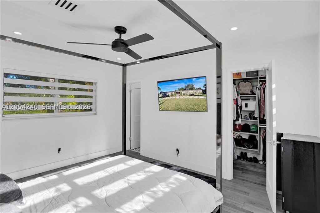 HOLLYWOOD HILLS - Residential