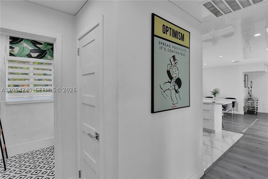 HOLLYWOOD HILLS - Residential