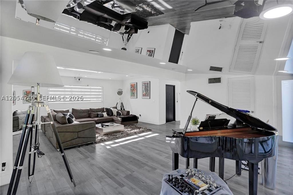 HOLLYWOOD HILLS - Residential