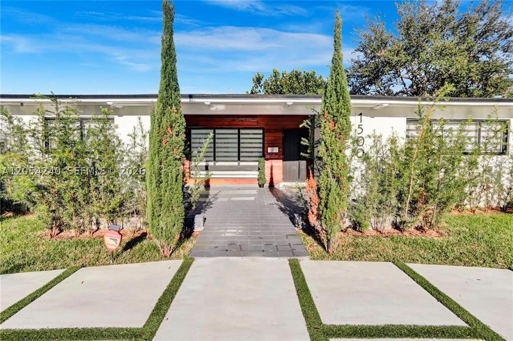 HOLLYWOOD HILLS - Residential
