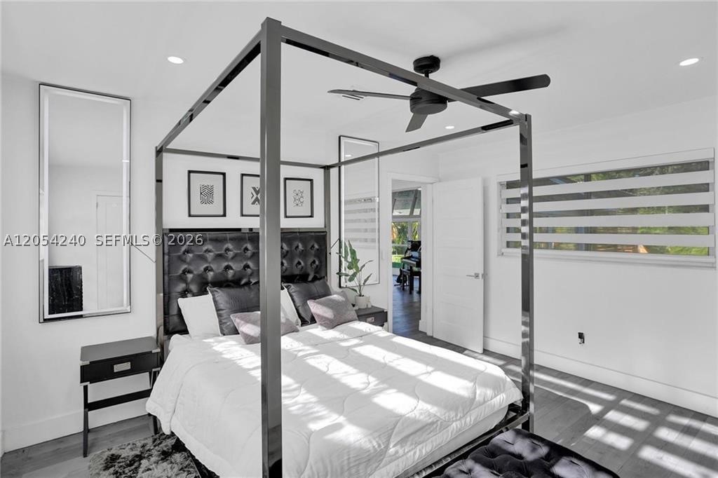 HOLLYWOOD HILLS - Residential