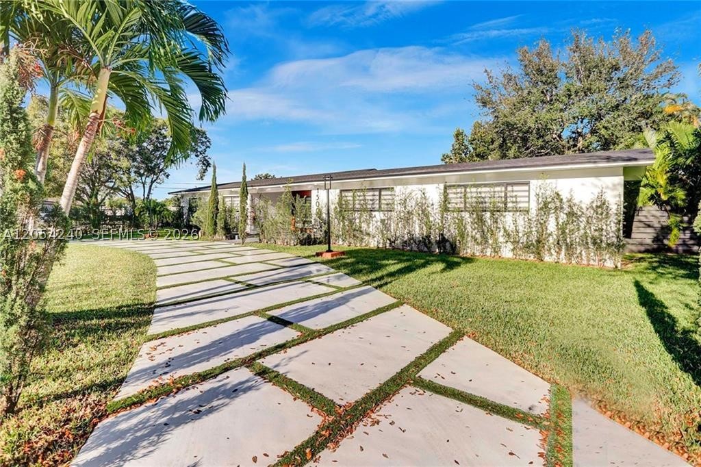 HOLLYWOOD HILLS - Residential