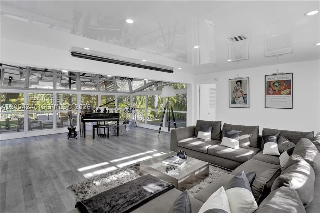 HOLLYWOOD HILLS - Residential