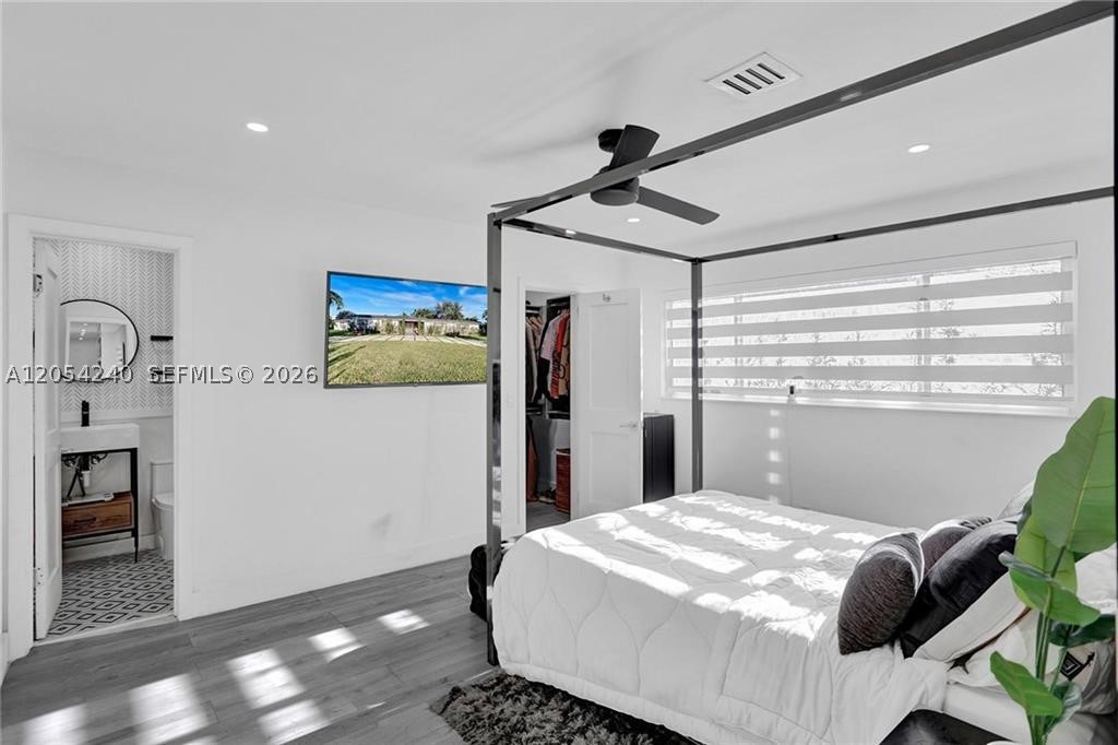 HOLLYWOOD HILLS - Residential