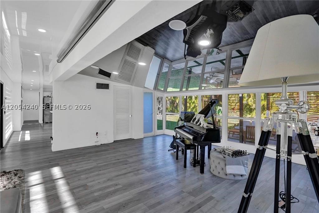 HOLLYWOOD HILLS - Residential