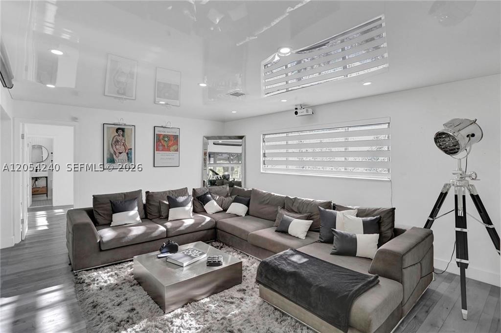 HOLLYWOOD HILLS - Residential