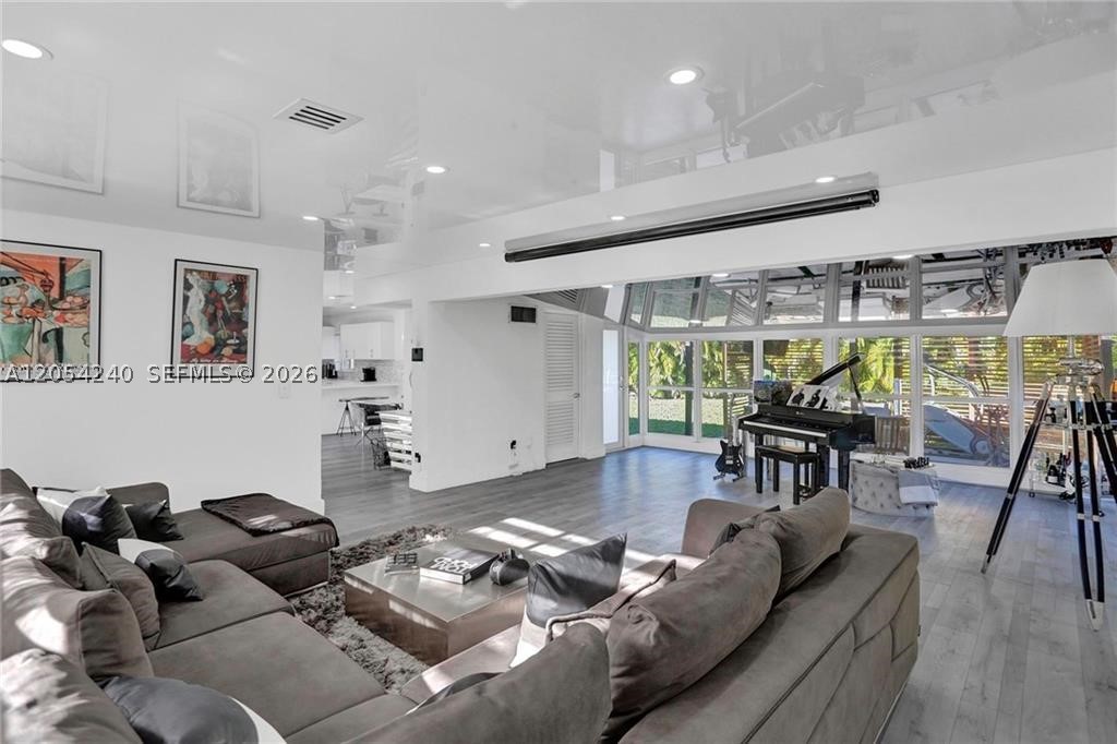 HOLLYWOOD HILLS - Residential