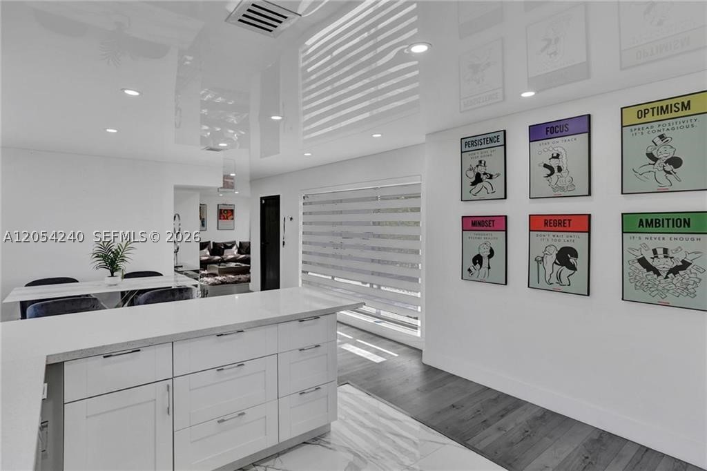 HOLLYWOOD HILLS - Residential