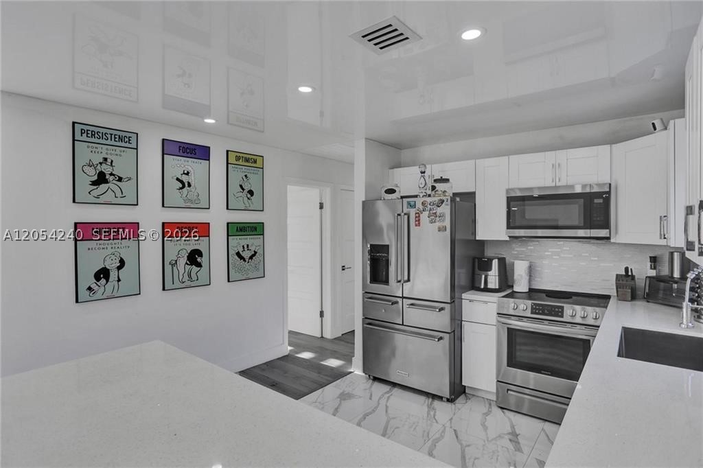 HOLLYWOOD HILLS - Residential