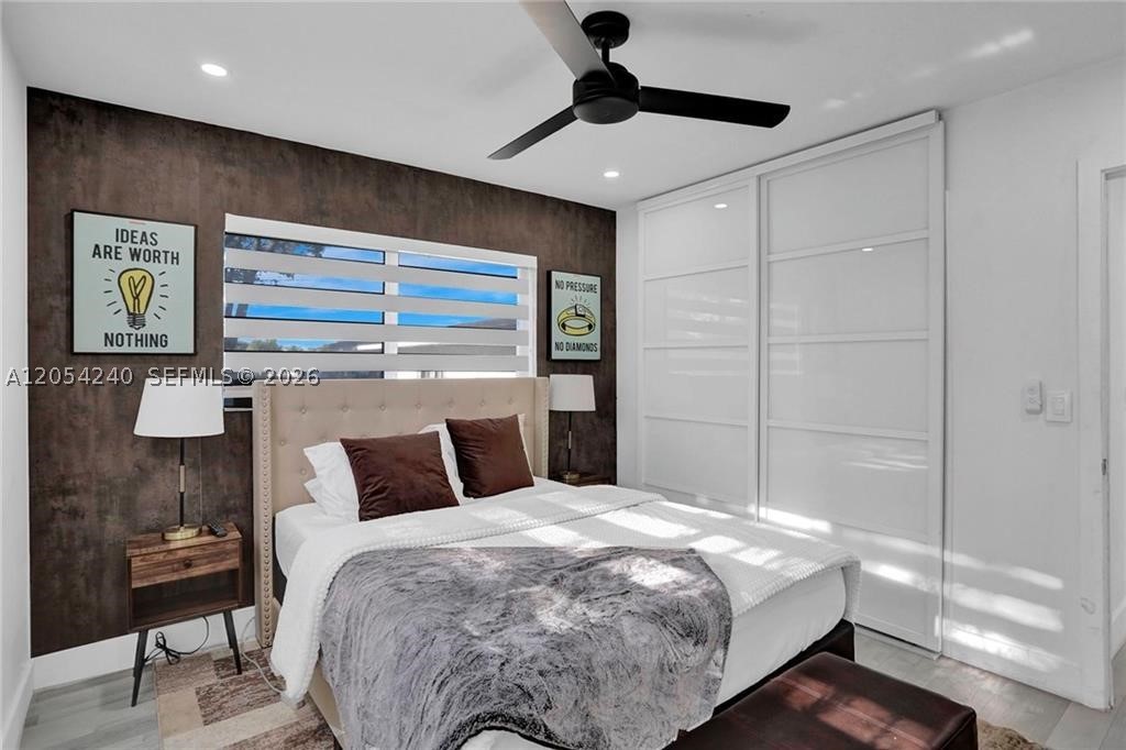 HOLLYWOOD HILLS - Residential