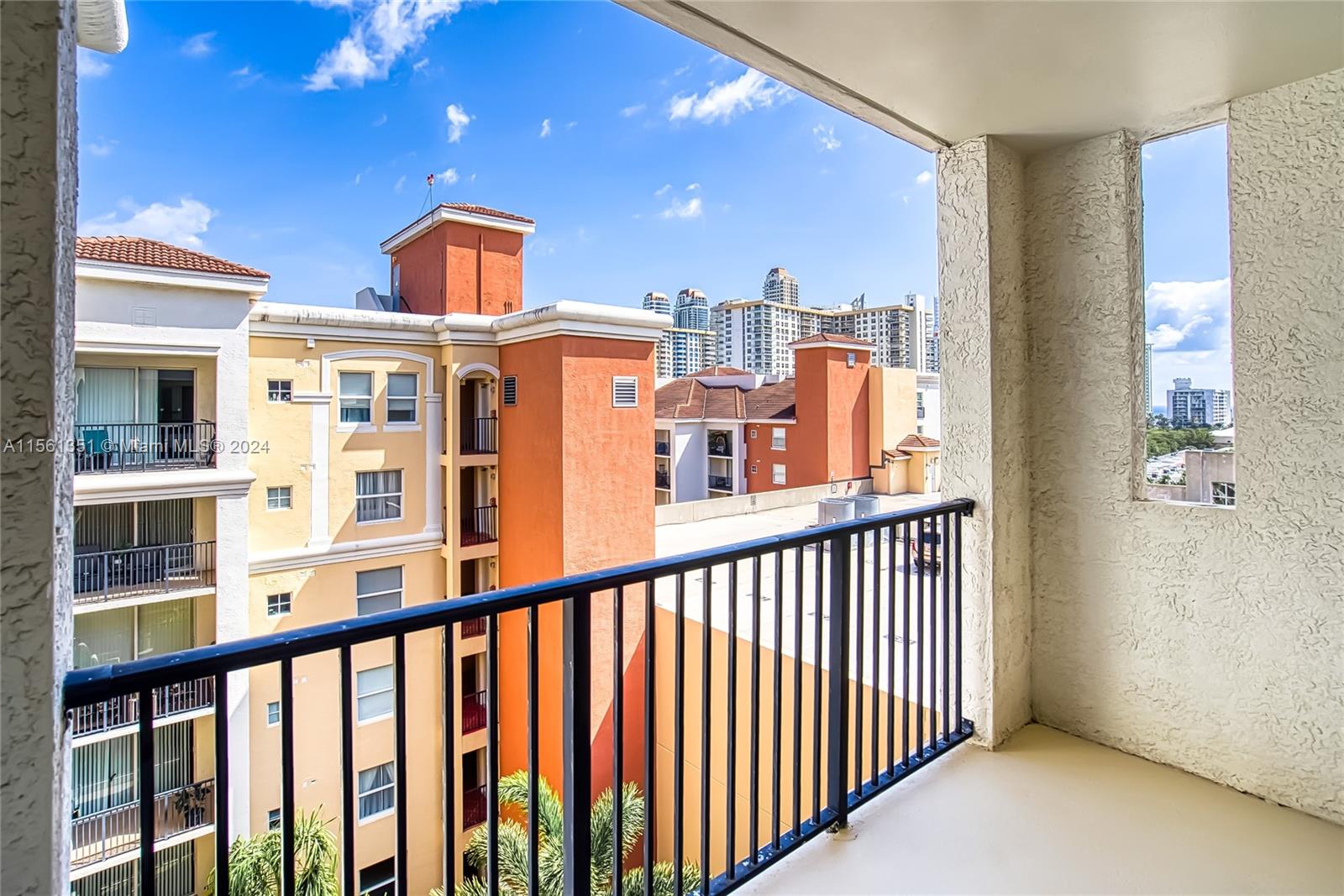 BEAUTIFUL 1/1 CONDO ON THE INTRACOASTAL, ACROSS THE ROAD FROM THE BEACH. WASHER/DRYER INSIDE THE UNIT. BUILDING HAS ALL AMENITIES: GYM, HEATED POOL, JACUZZI, CONFERENCE ROOM, 24 HRS SECURITY ETC. WALKING DISTANCE TO THE SHOPS, DINING AND PARKS. ANNUAL LEASE. AVAILABLE NOW.
