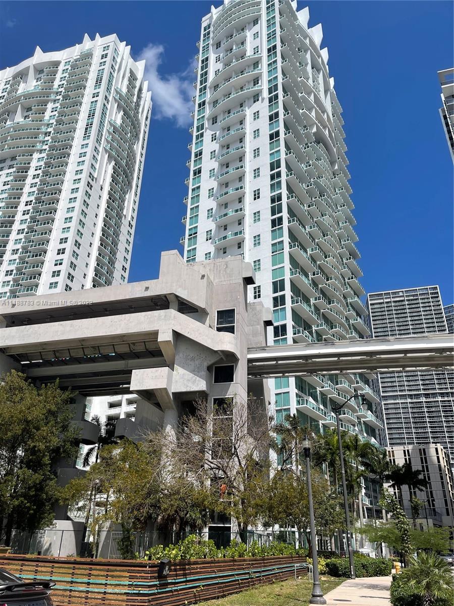 Live limitlessly in a modern 2-story apartment in the best part of Brickell. This bright & open floor plan boasts 18 ft ceilings with a full wall of hurricane impact windows. Brickell on the River is located on a scenic riverfront walking path where you can watch the wildlife & boats go by. Just downstairs there are bars, restaurants, and even a coffee shop & market. Plus, avoid Brickell traffic with the metro mover right next door and a back road shortcut to the highway!