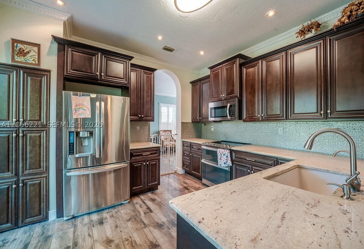 LYONS WEST - Residential