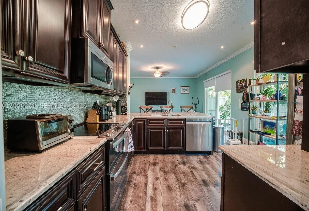 LYONS WEST - Residential