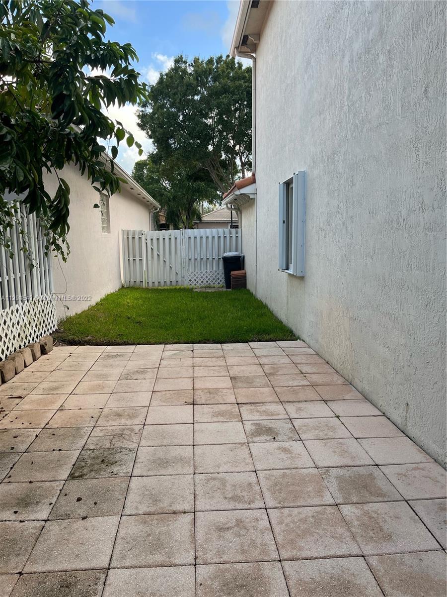 LYONS WEST - Residential Lease