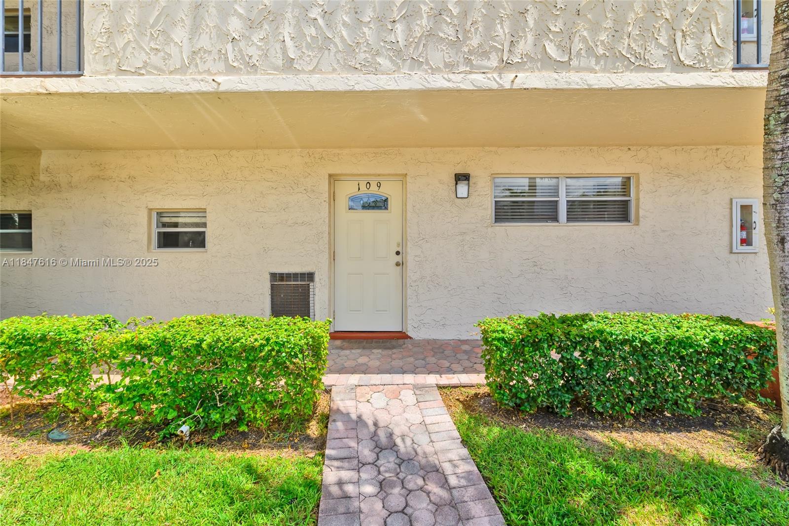 Beautiful 2/2 located close to all the action! Come enjoy this beautiful golf community and live to the fullest. Located in the PAR3!
Love where you Live!!!