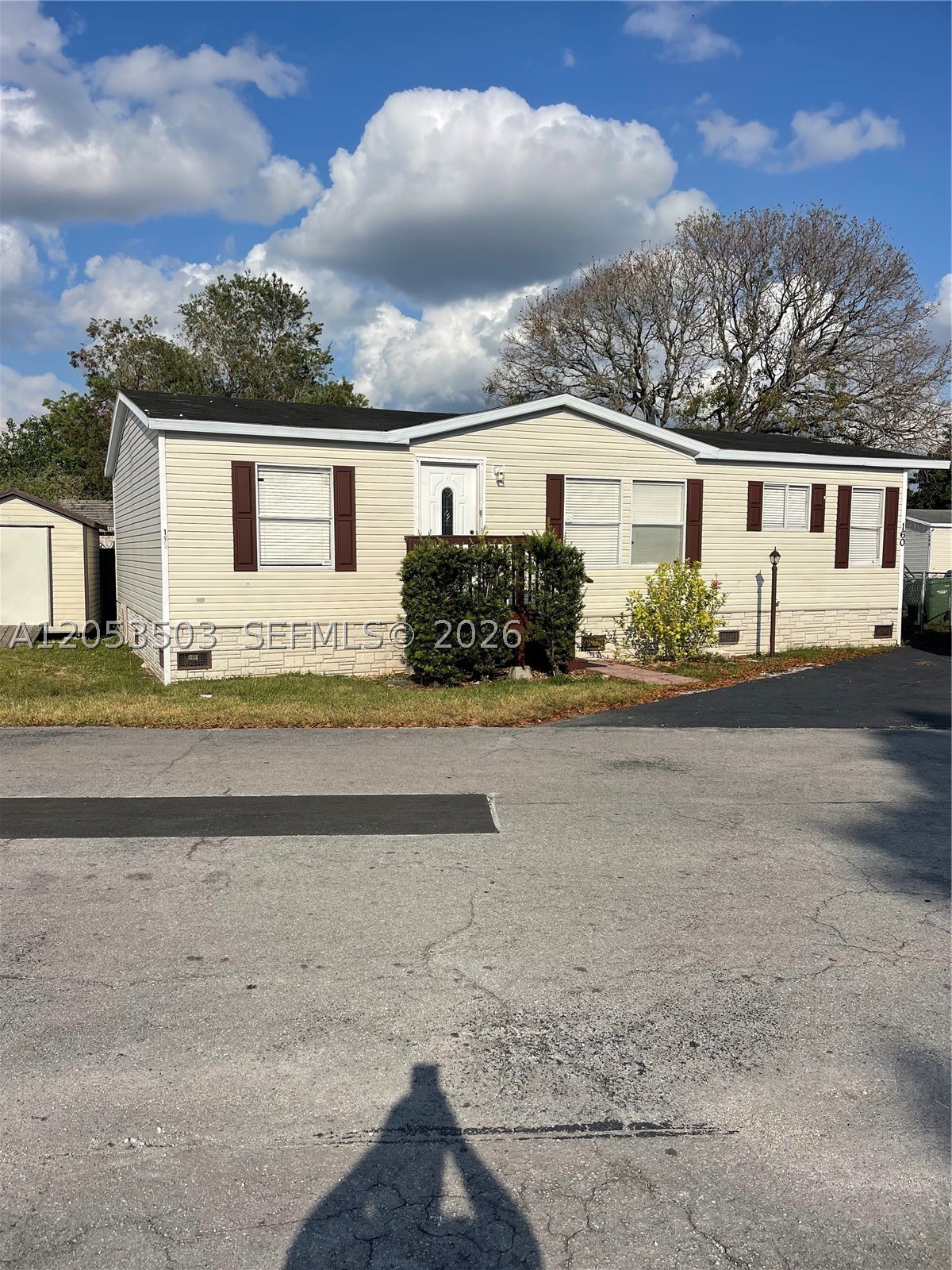 3 BEDROOM, 2 FULL BATHS, OPEN LAYOUT, LIVING/DINING ROOM, TILE FLOORS, KITCHEN WITH PANTRY, BLINDS IN ALL WINDOWS, UTILITY ROOM WITH WASHER AND DRYER, STORAGE SHED, THE LAND IS INCLUDED, LOW HOA. SCHEDULE A SHOWING THROUGH SHOWTIME! PROPERTY IS ON SUPRA LOCKBOX. NEW ROOF IN 2024.