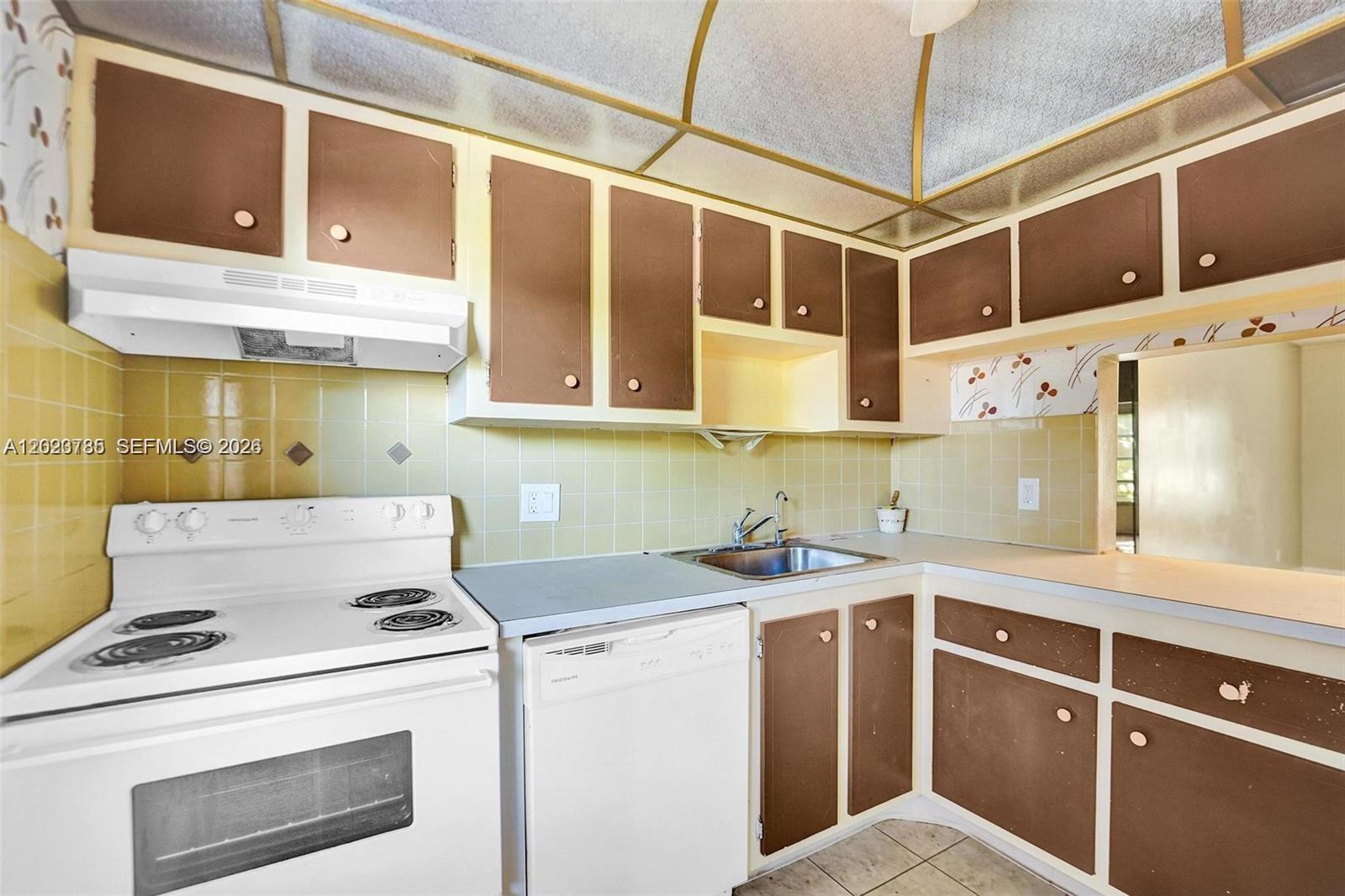 ORIOLE GOLF & TENNIS CLUB - Residential