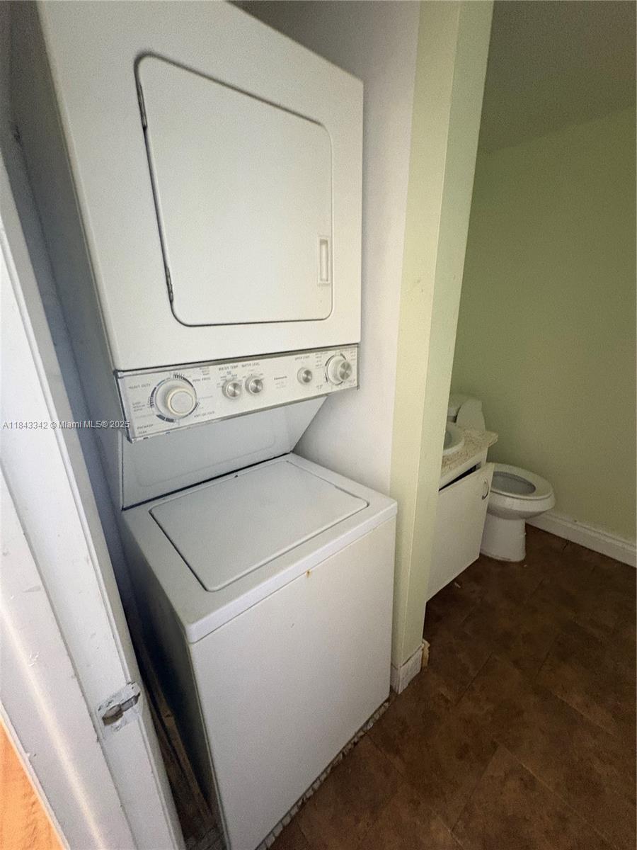 MANORS OF INVERRARY I-5 - Residential Lease