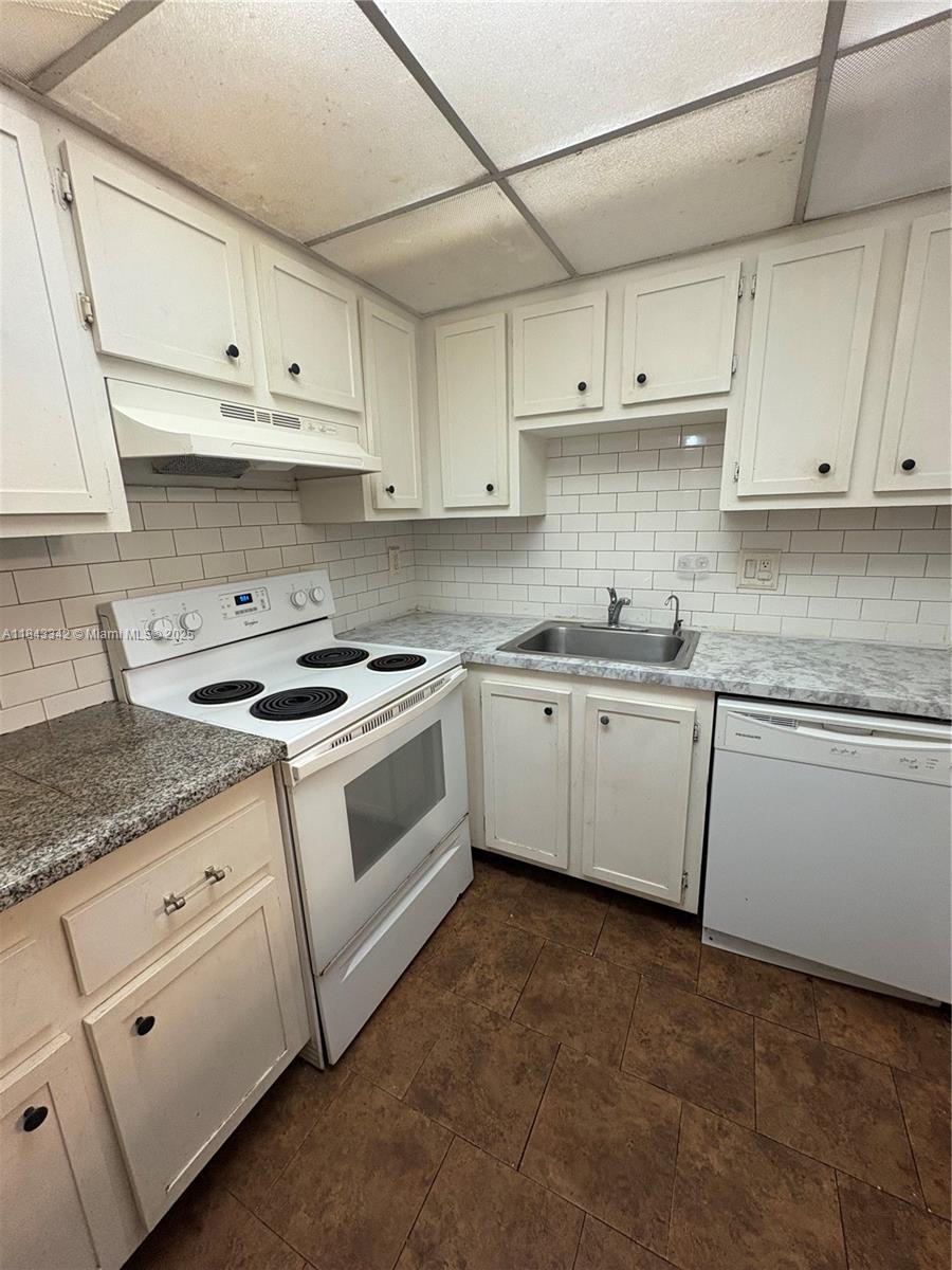 MANORS OF INVERRARY I-5 - Residential Lease
