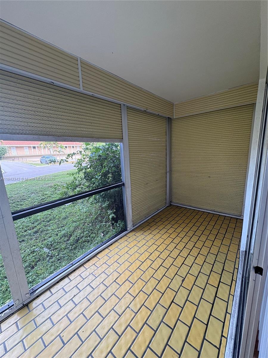 MANORS OF INVERRARY I-5 - Residential Lease