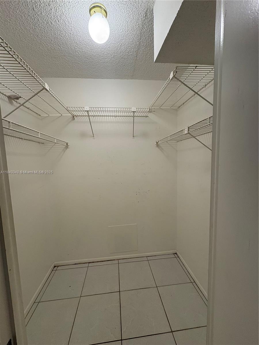MANORS OF INVERRARY I-5 - Residential Lease
