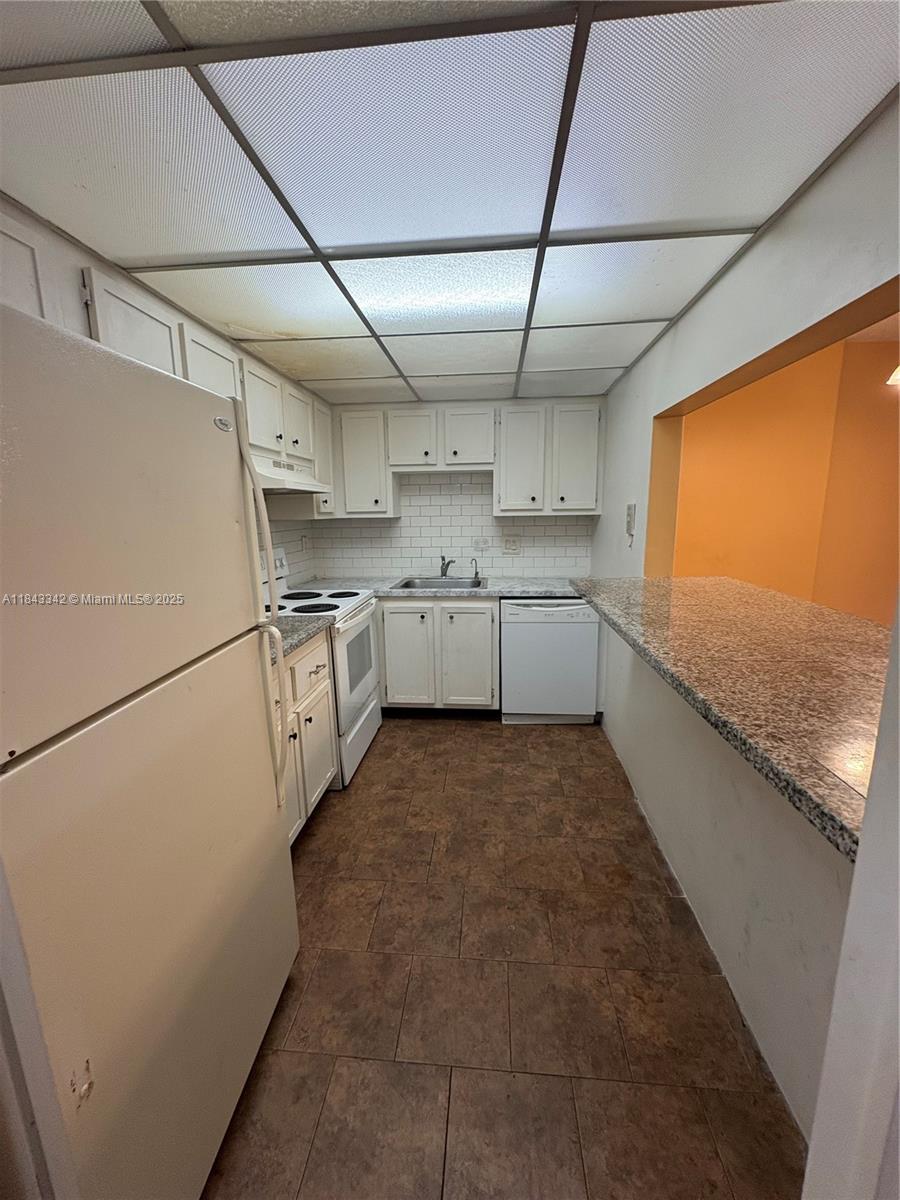 MANORS OF INVERRARY I-5 - Residential Lease