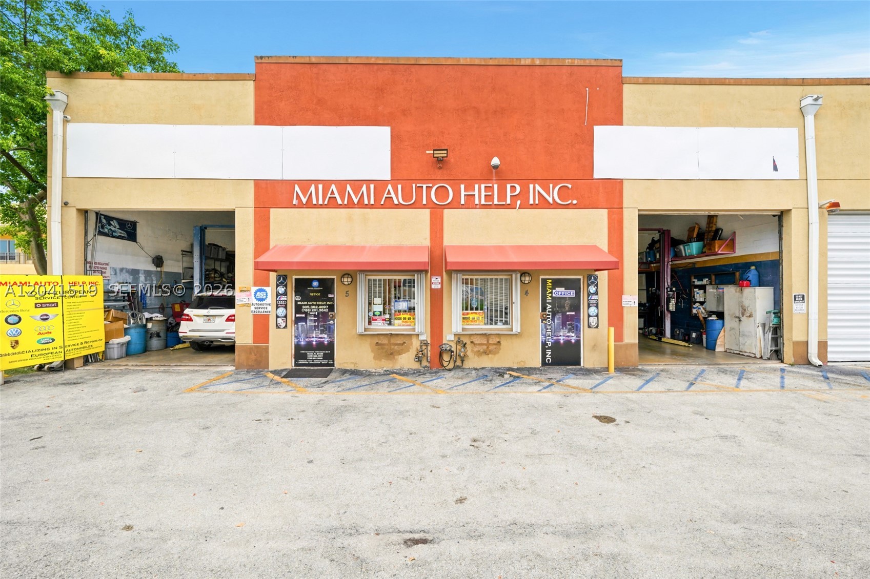 Main image without alt text