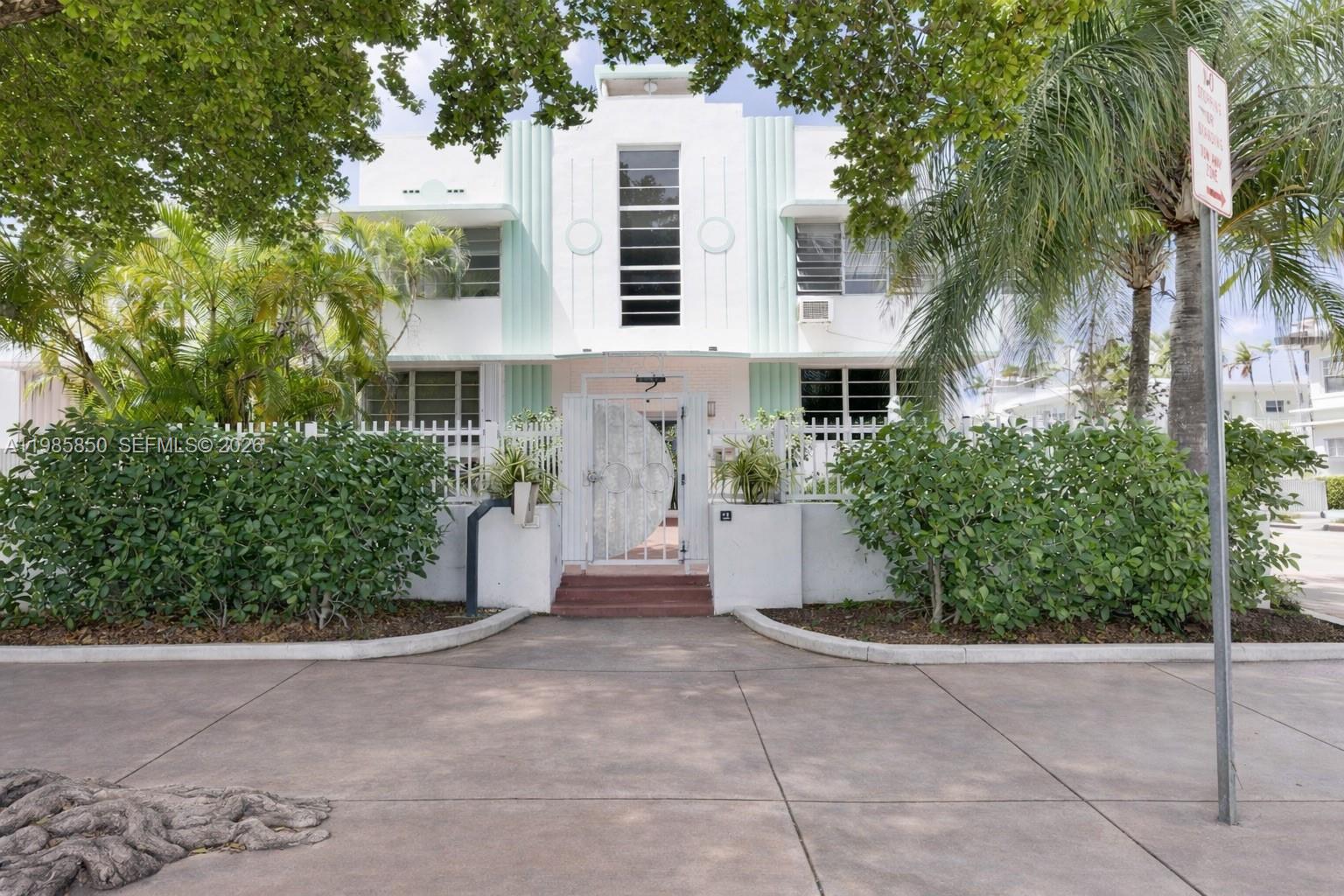 Bright 1BD/1BA in a classic Art Deco building in the heart of Miami Beach. Features wood floors, a functional layout, and abundant natural light. Well-maintained unit with comfortable living spaces.

Prime location near the beach, Lincoln Rd, dining, and shopping.

Currently rented at $1,800/month through May 2026, ideal for investors.