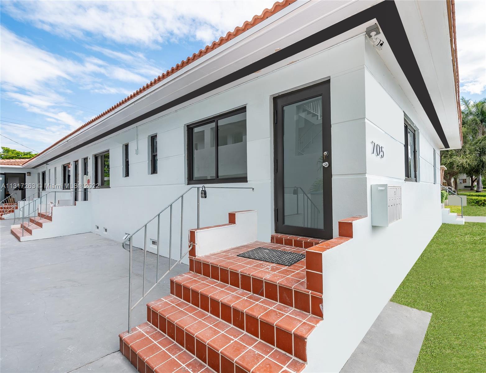 Beautiful totally remodeled 1B/ 1B in a small complex of just 5 units.
New impact windows, Central A/C, floor, Stove, dishwasher, refrigerator,new bathrooms, custom closets, and WASHER & DRYER IN UNIT.
Easy to show, NO PETS.