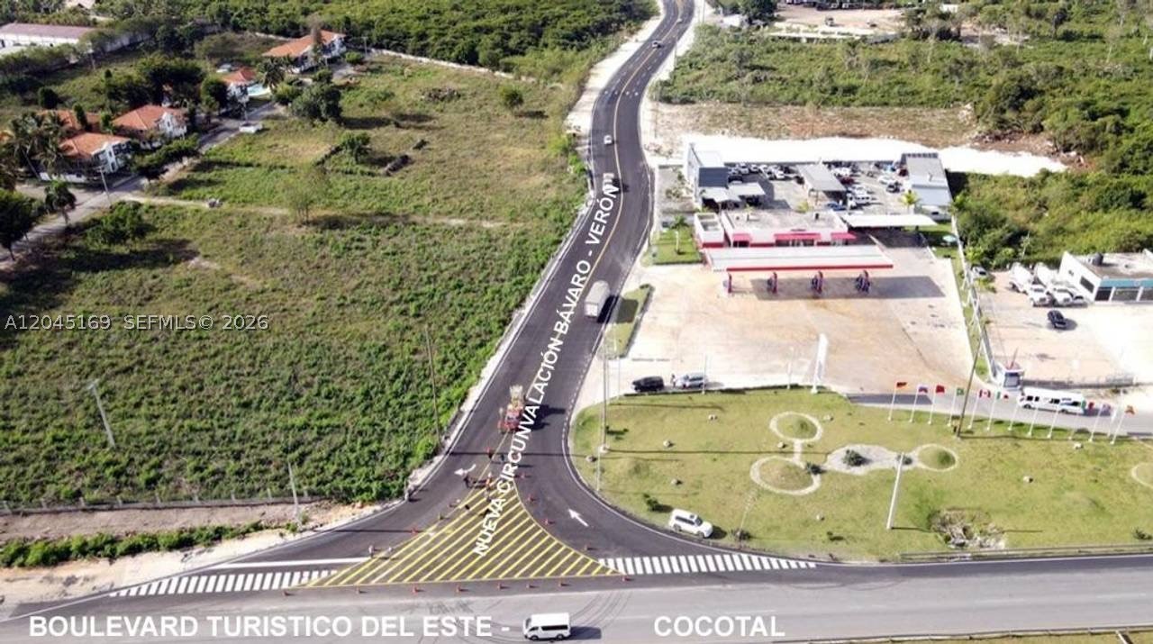 xcellent investment opportunity in one of the most dynamic areas in eastern Venezuela.

A 3,078.14 m² plot of land is offered for sale, located on the Verón-Bávaro Ring Road, a strategic area with rapid growth, high development activity, and great potential for both commercial and residential projects.

The land is valued at US$125 per square meter, for a total of approximately US$384,767.50 (rounded to US$384,770).

Its location in the Verón-Bávaro area makes it a solid opportunity for investors looking to capitalize on the area's continued growth, surrounded by expanding tourism, urban development, and commercial projects.

A spacious, well-positioned property with excellent potential for appreciation in the medium and long term.