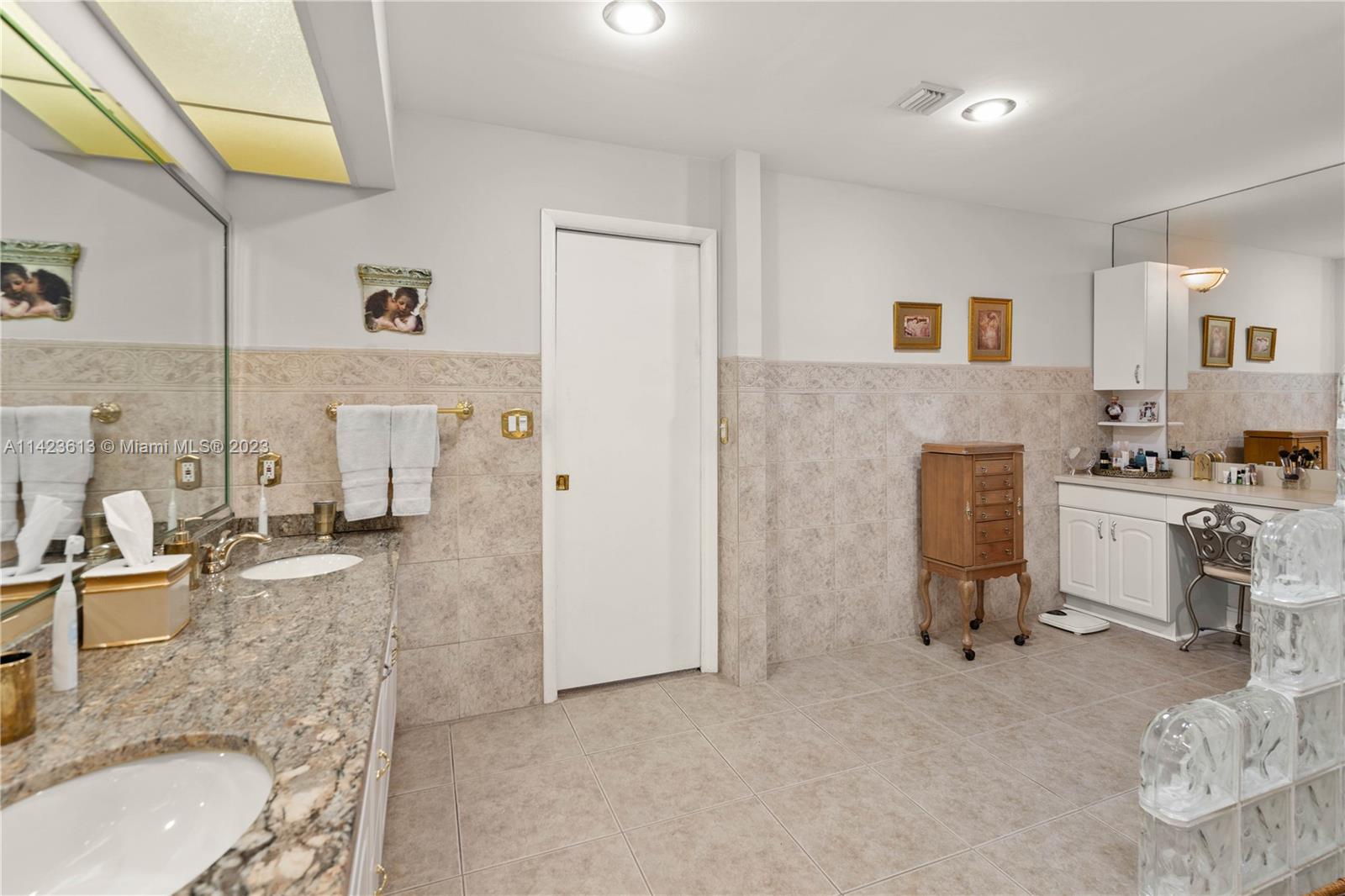 TOWNHOUSES OF EMERALD HIL - Residential