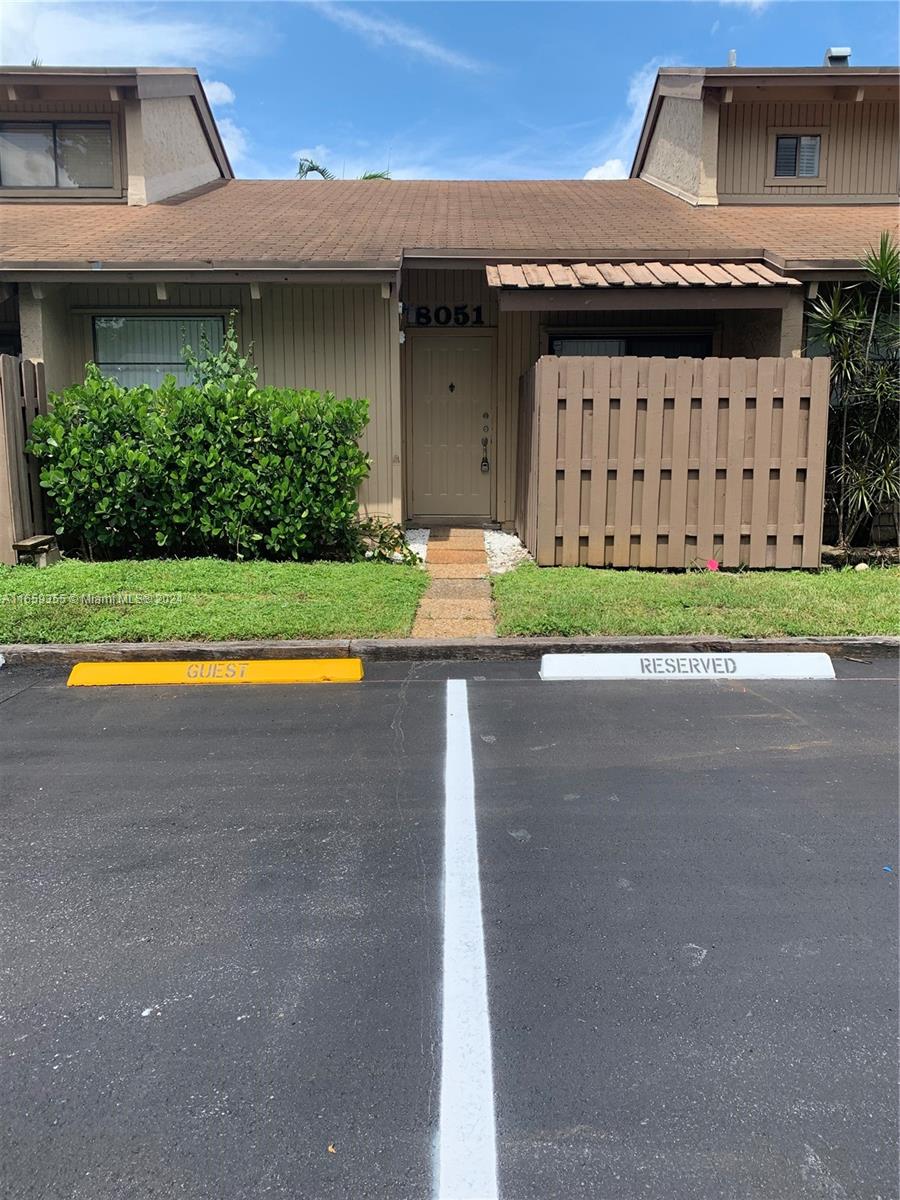 CHARMING VILLA featuring 2 bed, 2 full bath. Front patio offers space for grilling or storage and back patio ideal for entertaining. Conveniently located!! Beside 595, shopping centers, Nova University, restaurant and  more. Perfect for a small family or for university professors or students!
