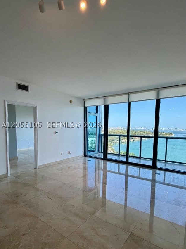 BLUE CONDO - Residential