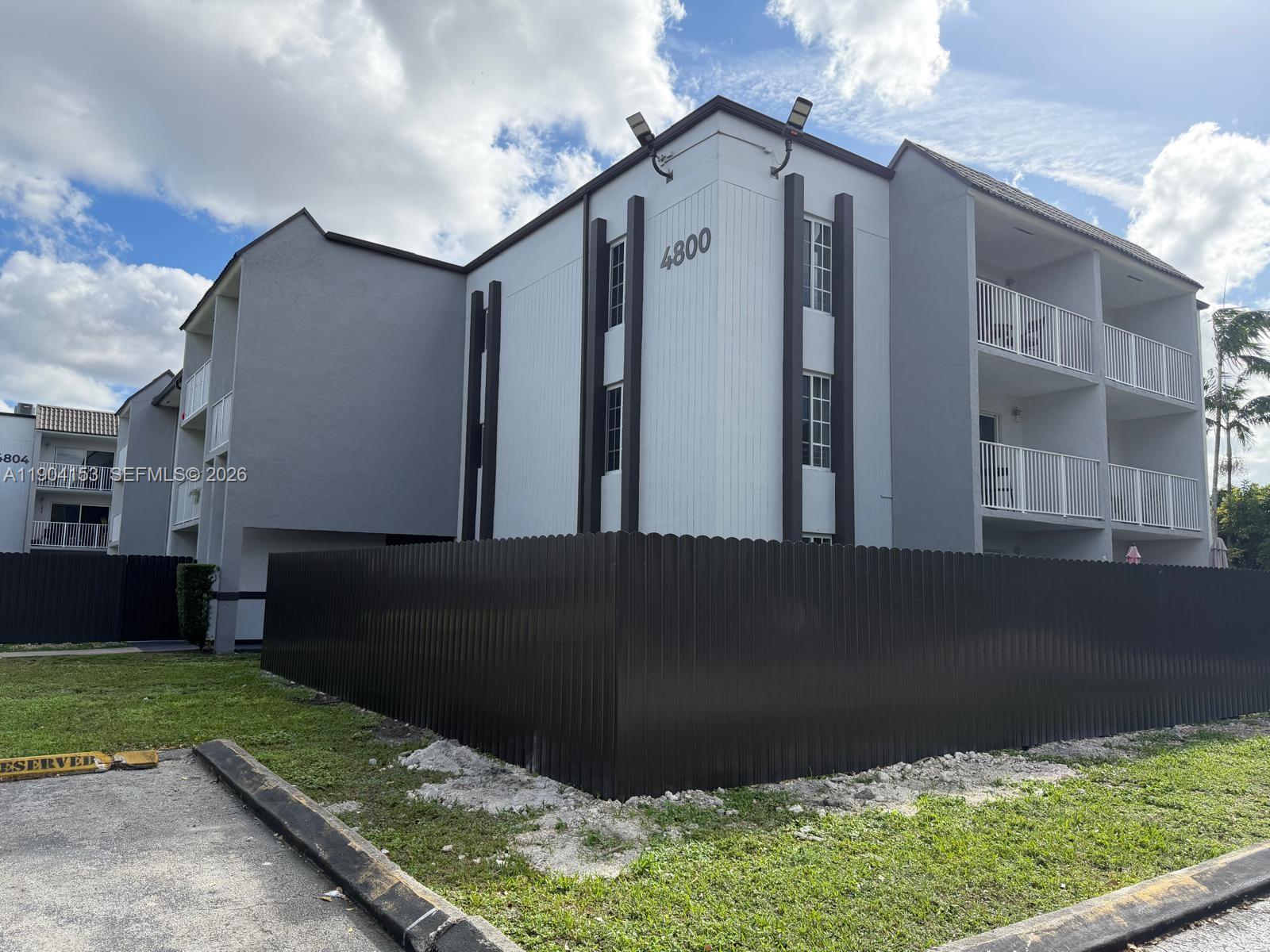 Excellent opportunity for rent and very good location in Doral. Beautiful 1/1 on the first floor with a convenient backyard, easy access to 826 Palmetto Expressway, WASHER AND DRYER inside unit. The Community has many amenities including swimming pool, tennis courts, playground and Gym. Plus remodeled property and new kitchen appliances. Summit contract to lease whit driver license, Pay stubs and Bank Statements of the last three months, police report and credit score.
