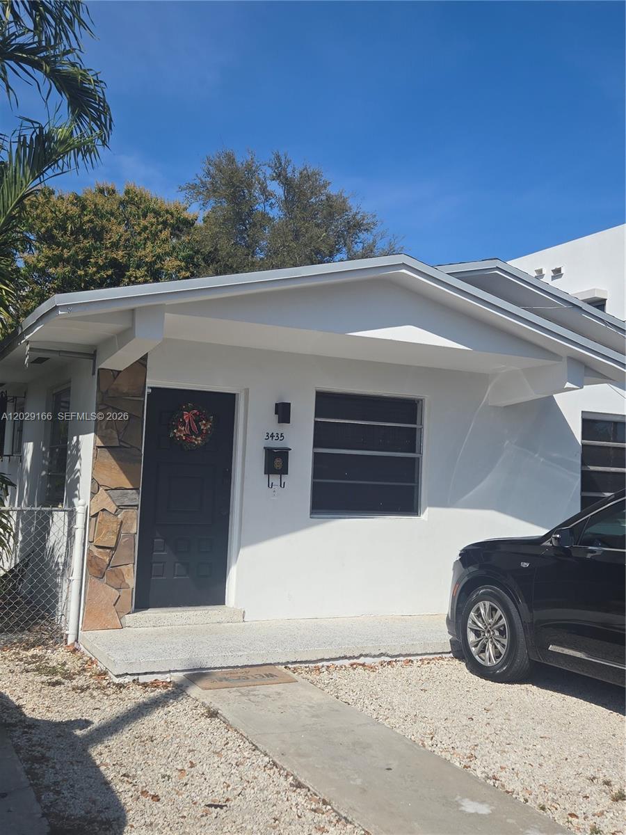 Duplex in the heart of the city of Miami, upgrades and spacious rooms and living area.  Units have upgraded bathrooms and kitchens with separate laundry rooms in each unit.  The large 3-bedroom unit has a large backyard with large terrace and large yard with artificial lawn.