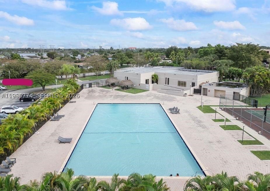 HORIZONS WEST CONDO #2 - Residential