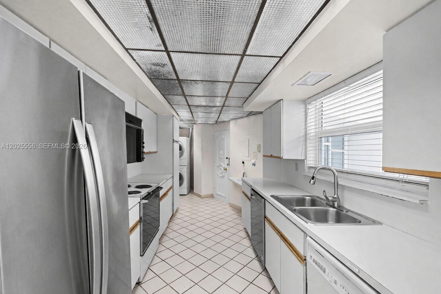 THE EXECUTIVE CONDO - Residential Lease