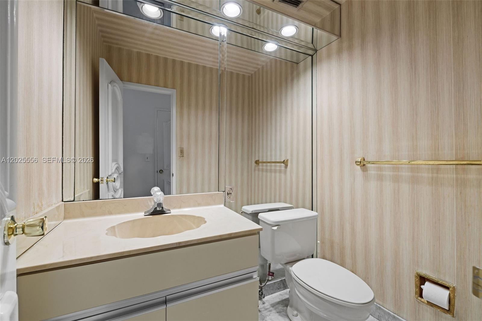 THE EXECUTIVE CONDO - Residential Lease