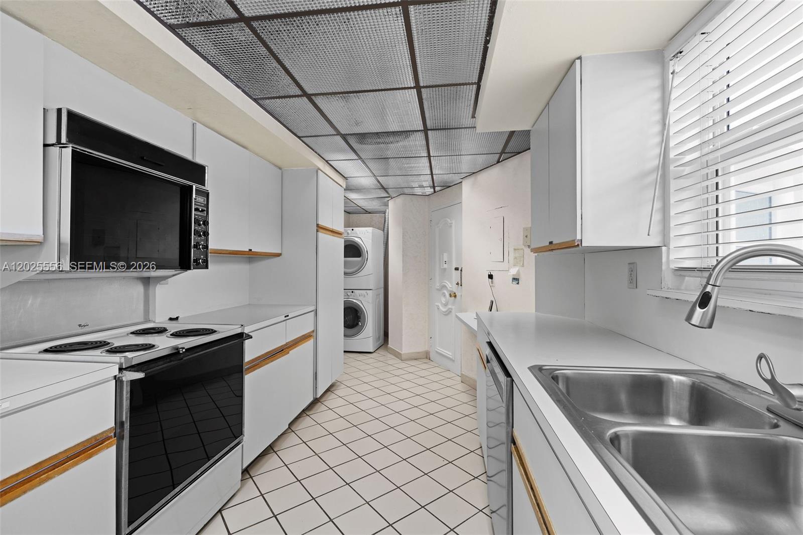 THE EXECUTIVE CONDO - Residential Lease