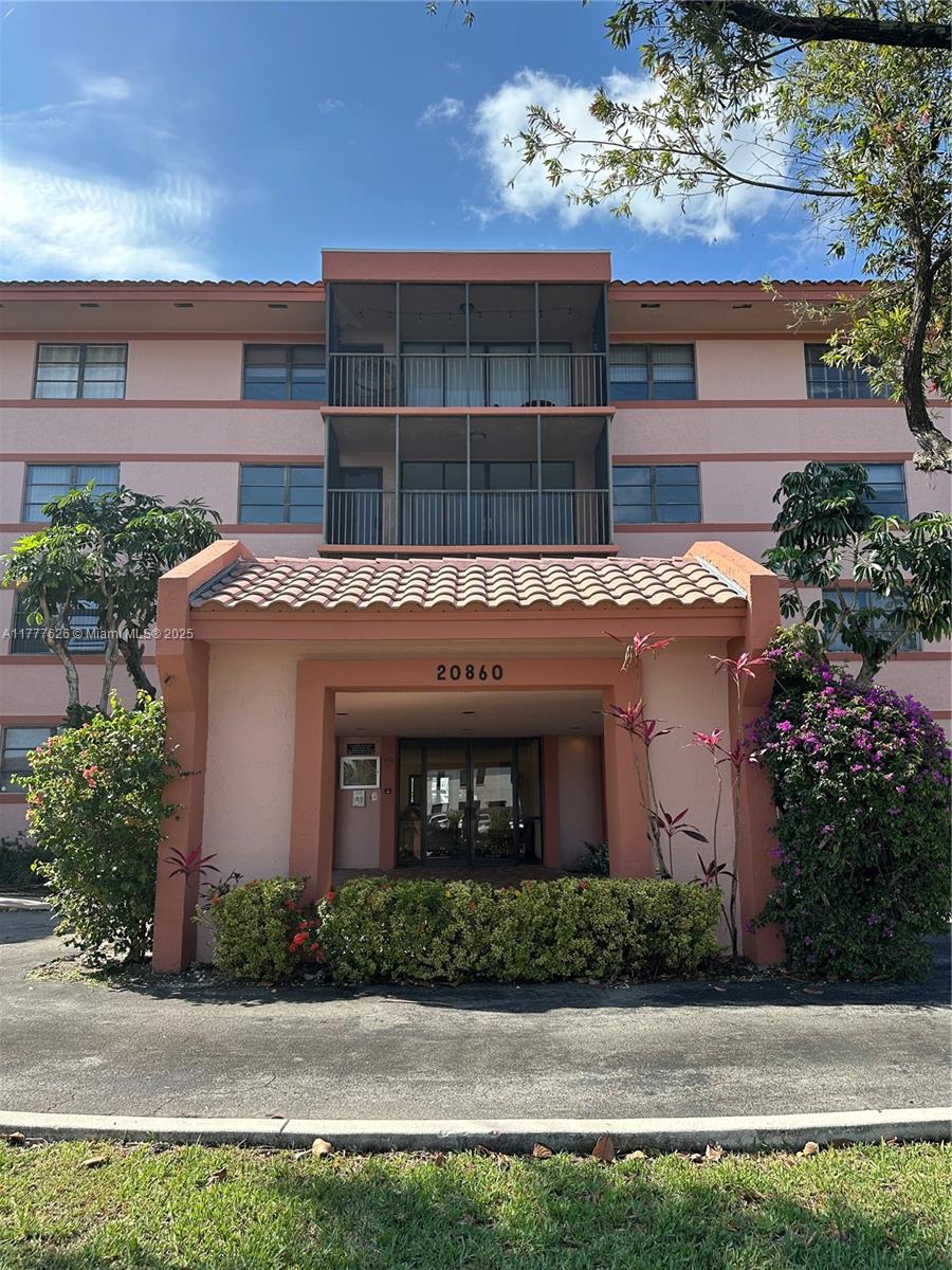 BEAUTIFUL 2 BEDROOMS / 2 BATHROOMS APT WITH LOTS OF SPACE. REMODELED KITCHEN. WASHER & DRYER IN THE UNIT. LAKE VIEW. VERY SECURE COMPLEX WITH CARD ENTRY. LARGE POOL OVERLOOKING THE WATER. COMMUNITY IS MINUTES AWAY FROM AVENTURA MALL AND HAS MANY GREAT SCHOOLS IN THE AREA.