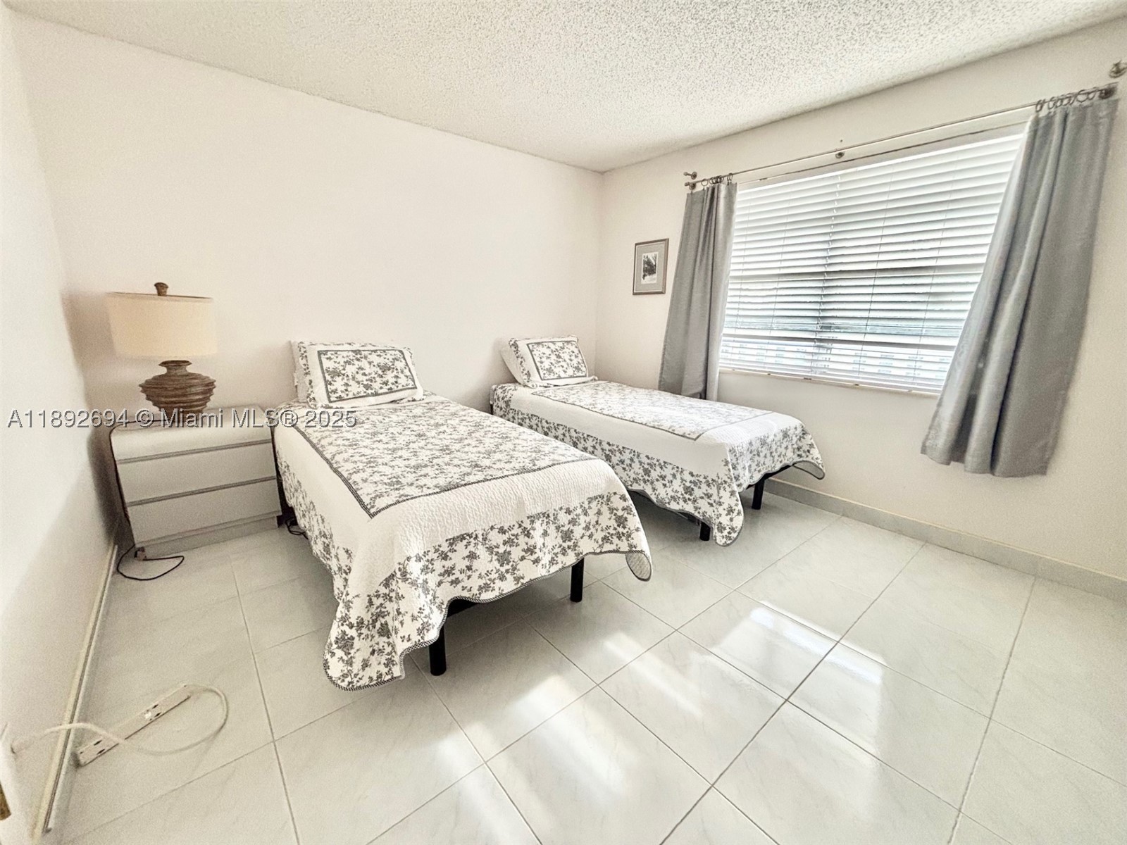 MEADOWBROOK LAKES VIEW CO - Residential