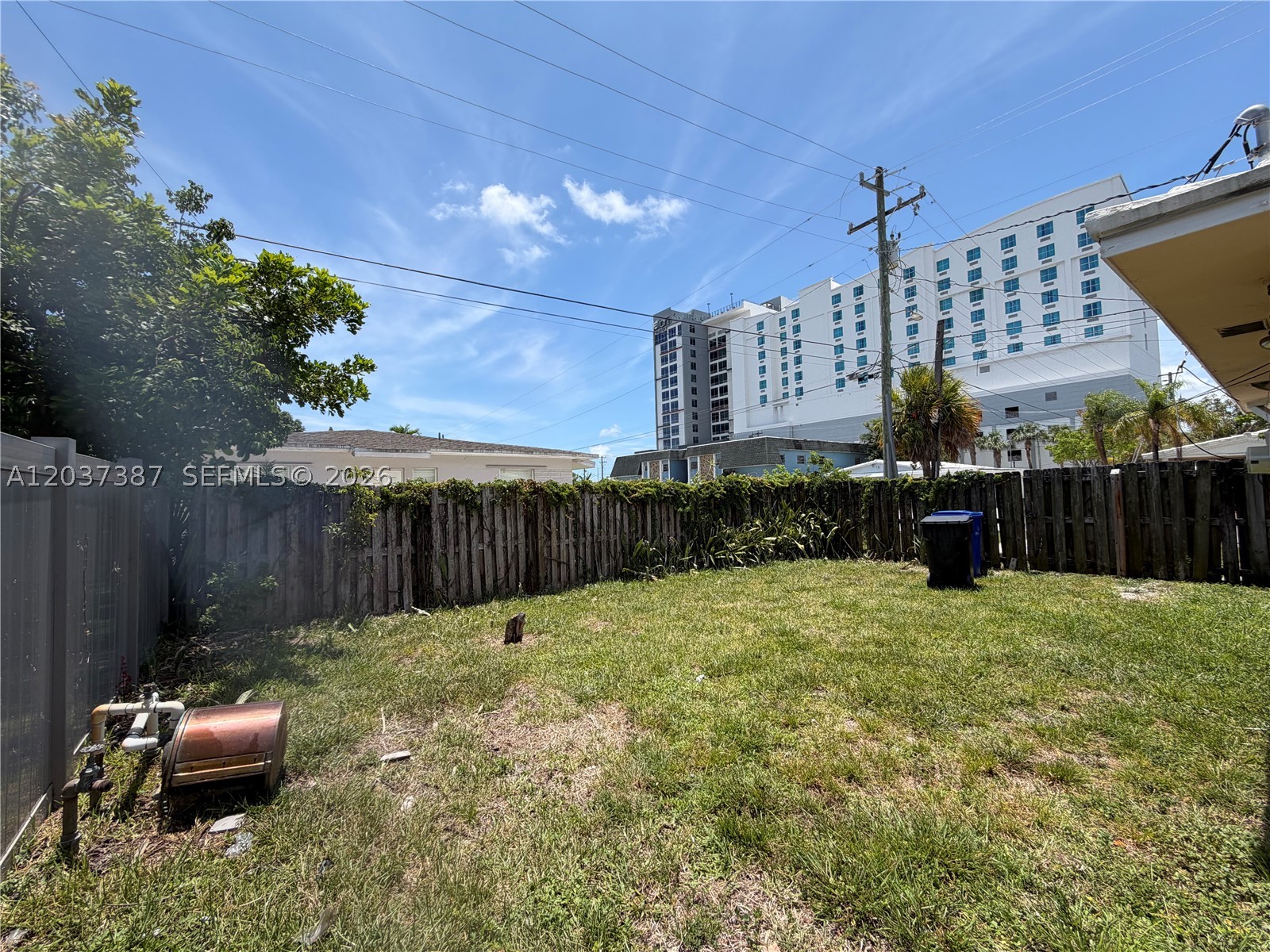 LAUDERDALE - Residential Lease